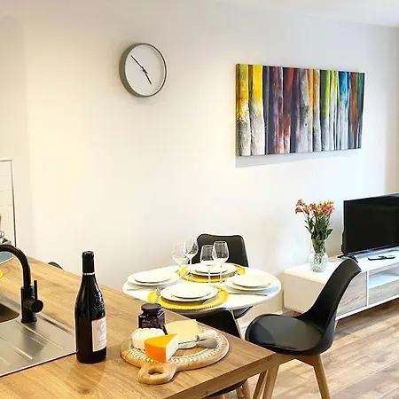Lavender Apartment *